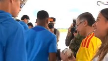 Polémica en Colombia: el momento en que supuestamente James Rodríguez le negó una foto a la hija de Petro