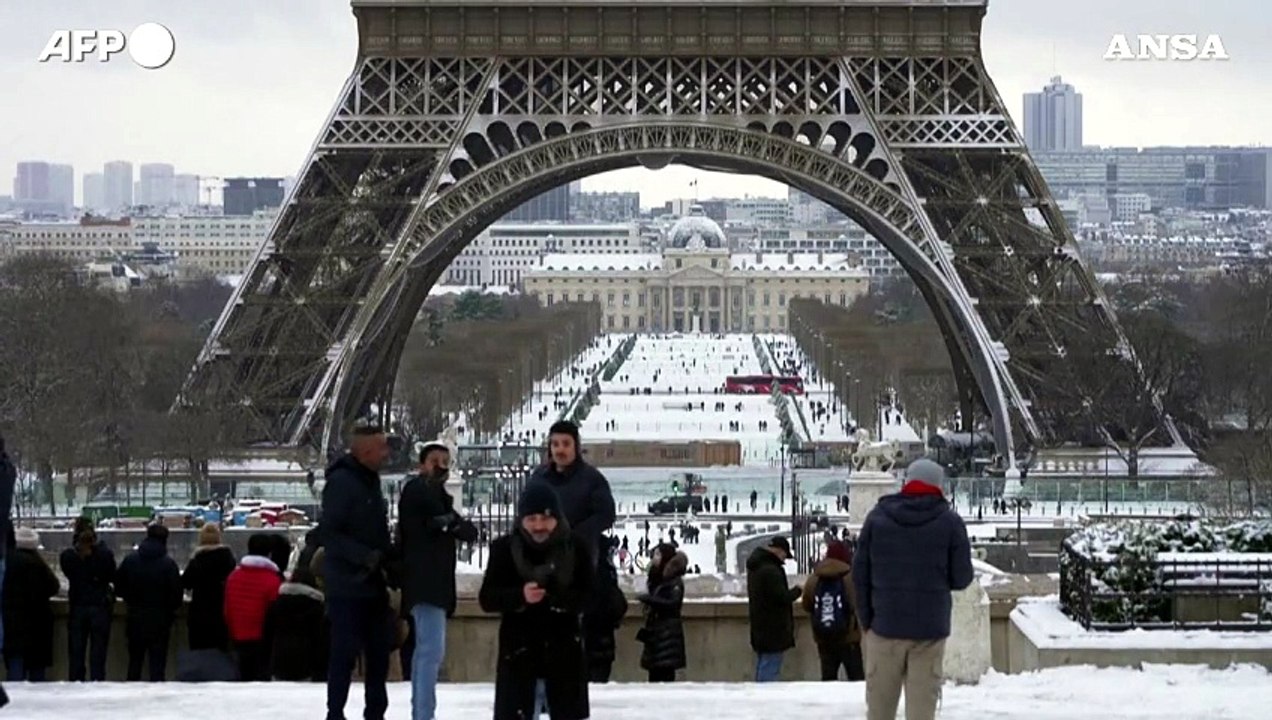 Parigi sotto la neve, si imbianca anche la Torre Eiffel