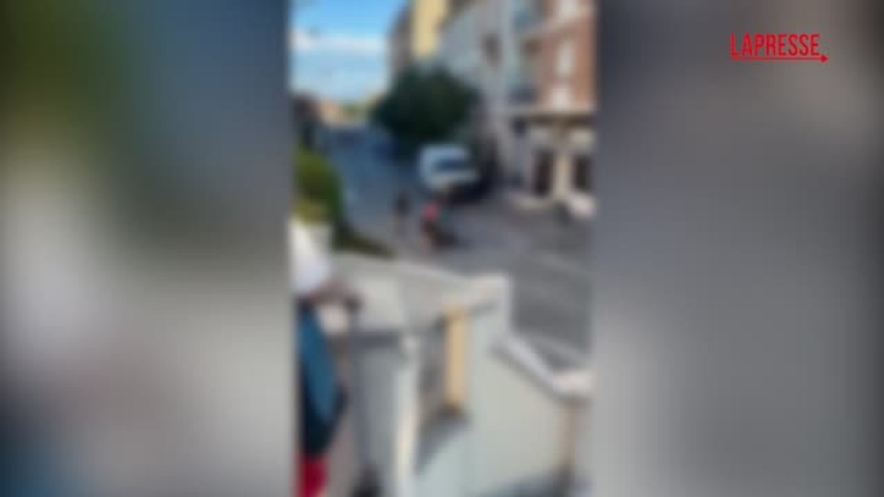Difende la figlia da un gruppo di ragazzi molesti, viene preso a calci e pugni: il video da Porto San Giorgio, nelle Marche