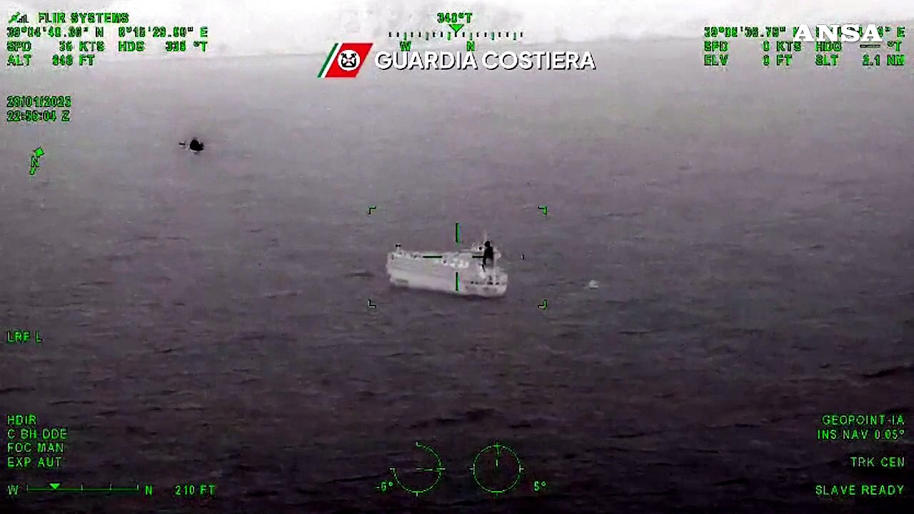 Rischio naufragio per una nave cargo, in Sardegna, con a bordo 33 persone