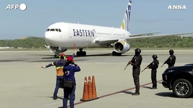 Primo volo di rimpatrio dei migranti atterra in Venezuela, dopo il caso Maduro