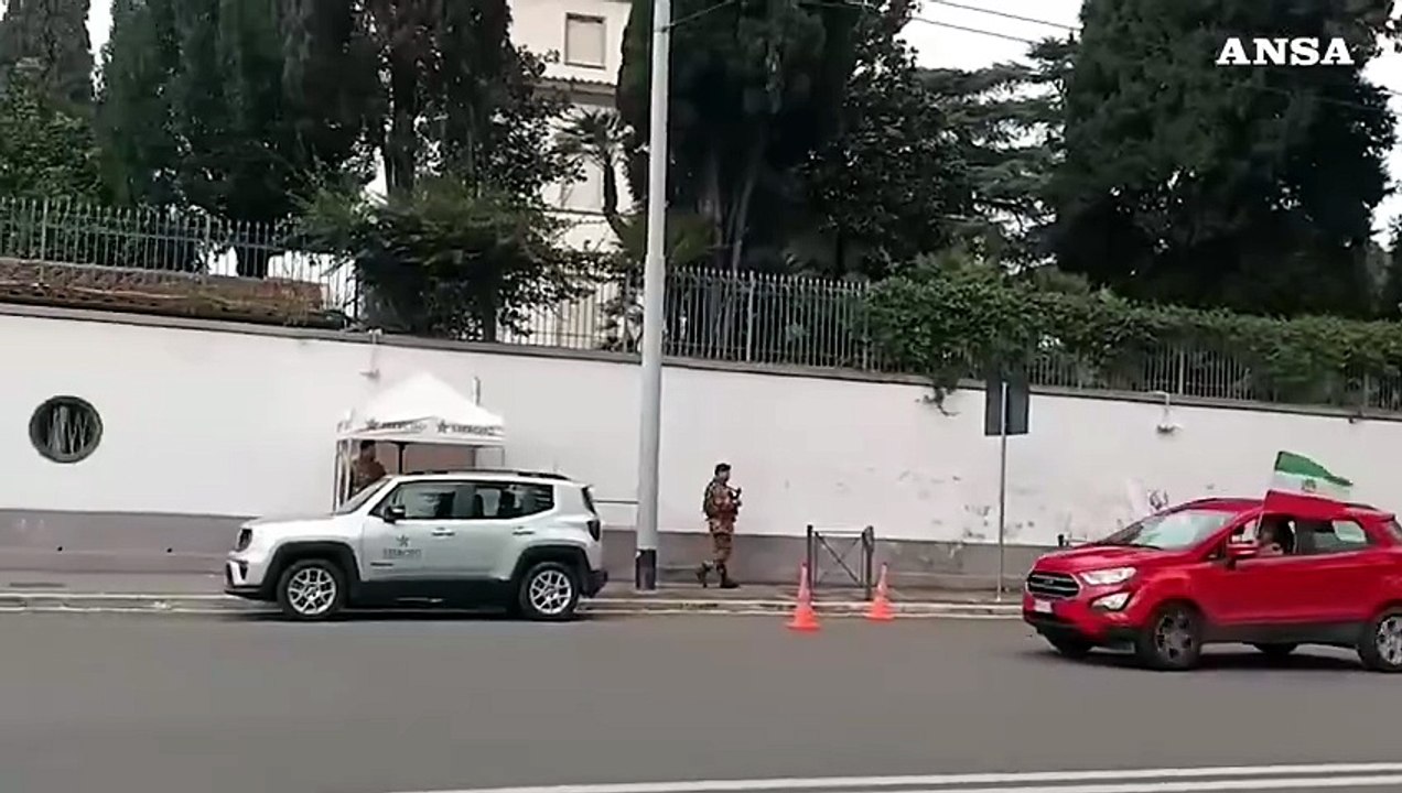 Morte Khamenei, carosello di auto davanti all'ambasciata iraniana a Roma