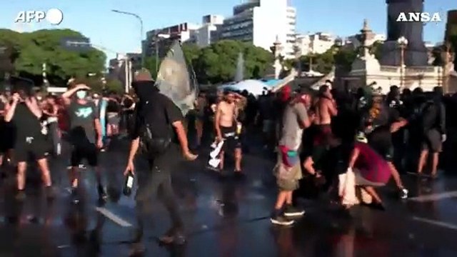 Riforma del lavoro in Argentina, scontri fuori dal Parlamento