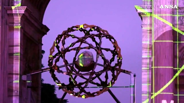 Milano Cortina, giochi di luce sul braciere olimpico
