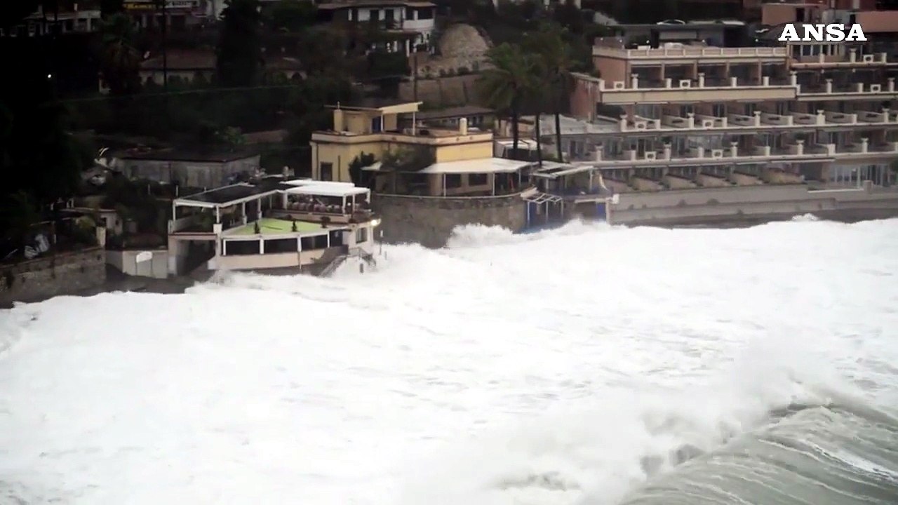 Maltempo Taormina, le onde invadono le strade del lungomare