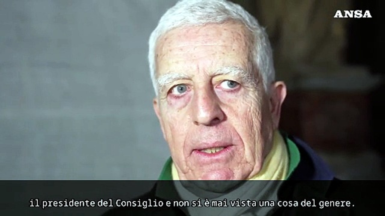 Decine i curiosi a vedere il volto di Meloni cancellato dall'angelo