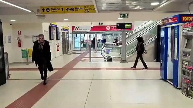 Sono tornate in funzione le scale mobili in stazione - Video