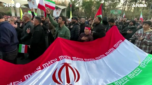 Folla in lutto a Teheran per la morte di Khamenei