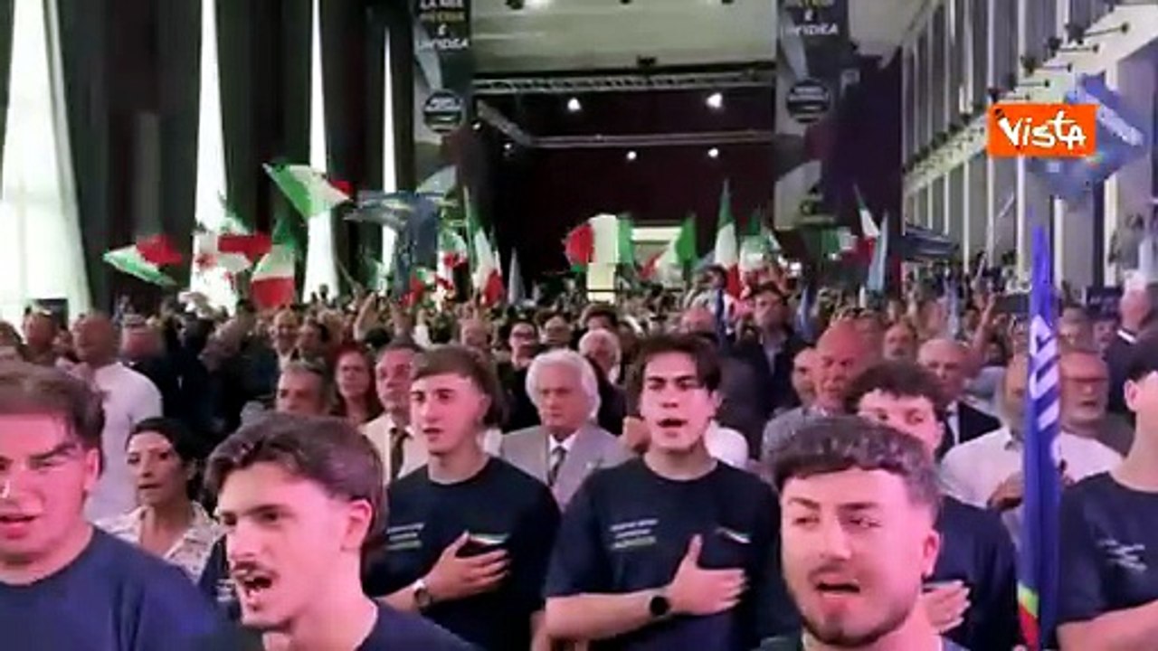Vannacci canta Inno di Mameli con sostenitori all'evento di Futuro Nazionale al Salone delle Fontane