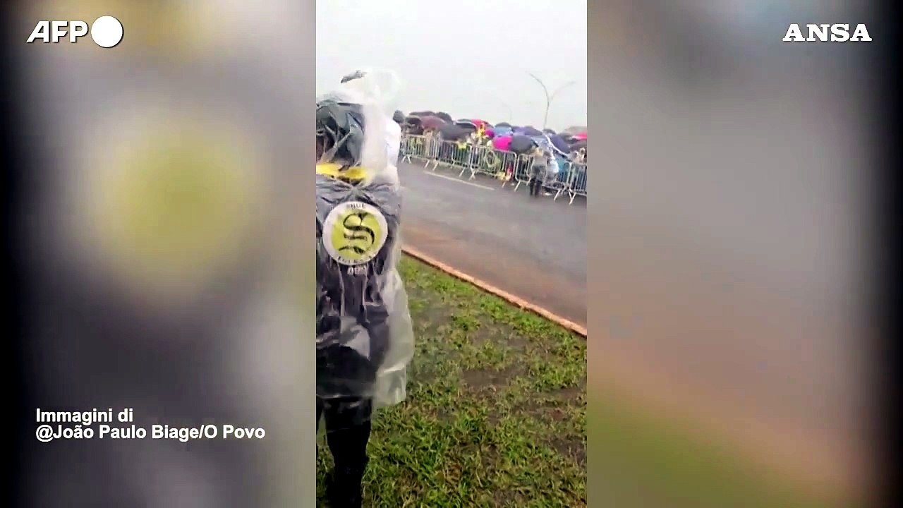 Brasile, il momento in cui un fulmine colpisce un raduno pro-Bolsonaro