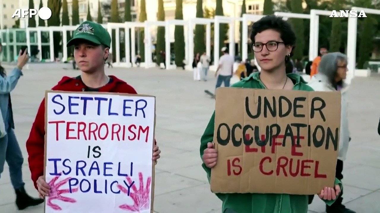 Tel Aviv, la polizia disperde una protesta contro la guerra in Iran
