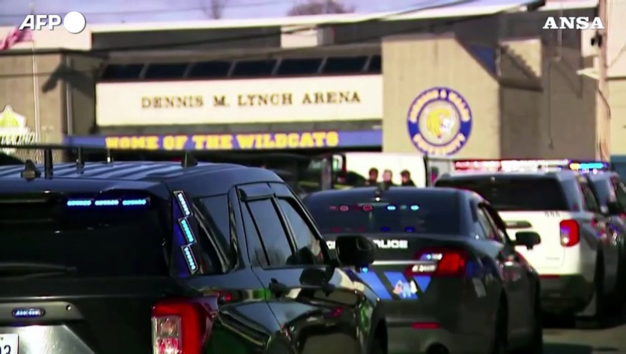 Sparatoria a una partita di hockey tra scuole nel Rhode Island, 3 morti