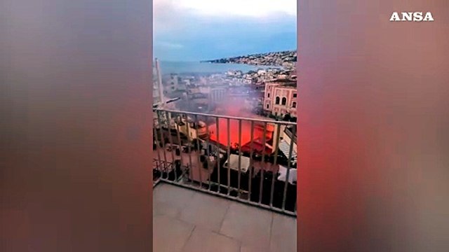 Napoli, le fiamme mentre si sprigionano dal teatro Sannazaro