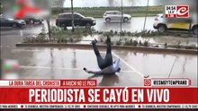 Periodista transmitía en vivo, se cayó y terminó patas para arriba
