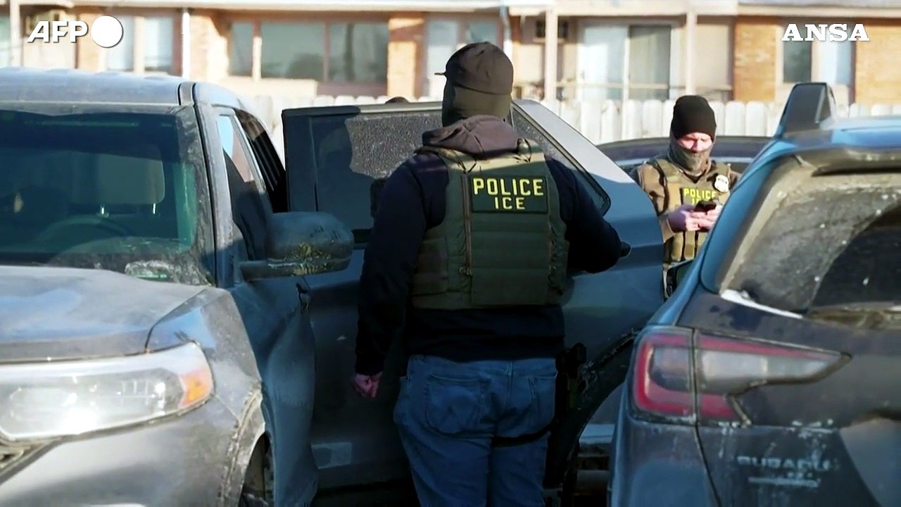 Minneapolis, agenti dell'Ice contestati durante un'operazione in un sobborgo