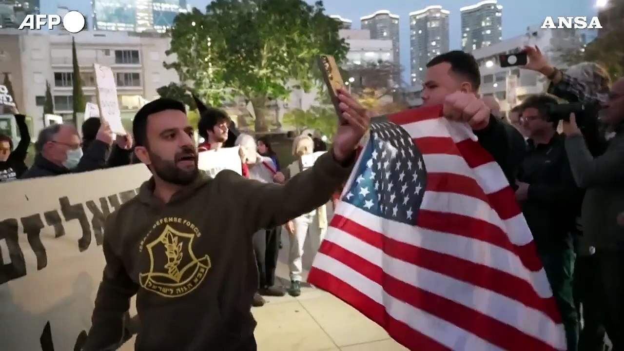 Tel Aviv, manifestanti pro e contro la guerra in Iran si fronteggiano