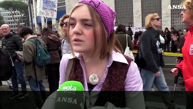 A Roma in migliaia in corteo per i diritti delle donne e contro il ddl Bongiorno