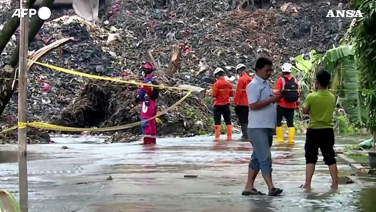 Crollo in una discarica in Indonesia, almeno 5 morti e 4 dispersi