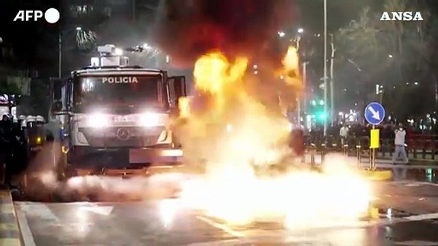 La polizia albanese disperde i tanti sostenitori dell'opposizione di destra