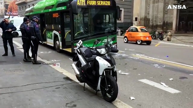 A Milano un autobus travolge una moto: quattro feriti