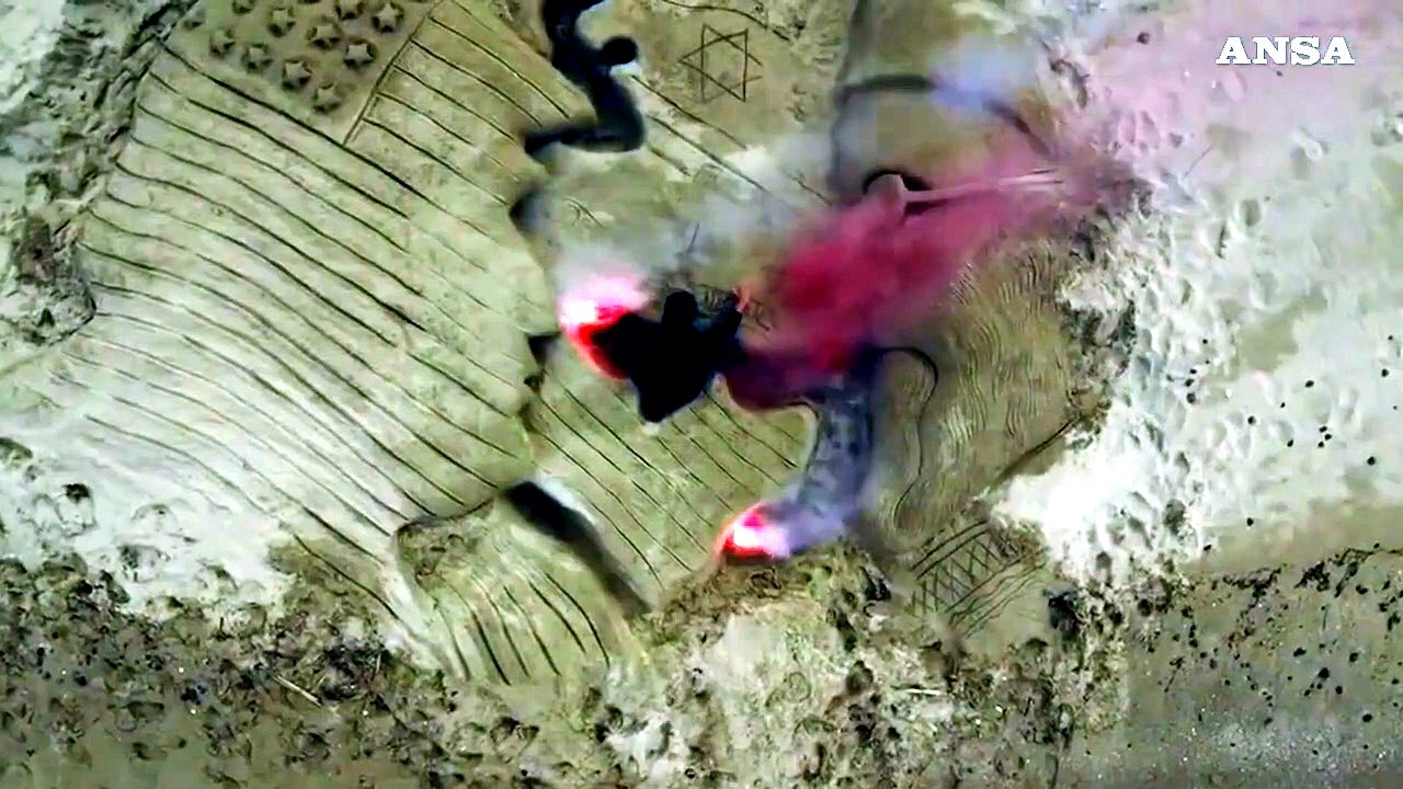 Trump contro Khamenei in una scultura di sabbia sulla guerra in Iran