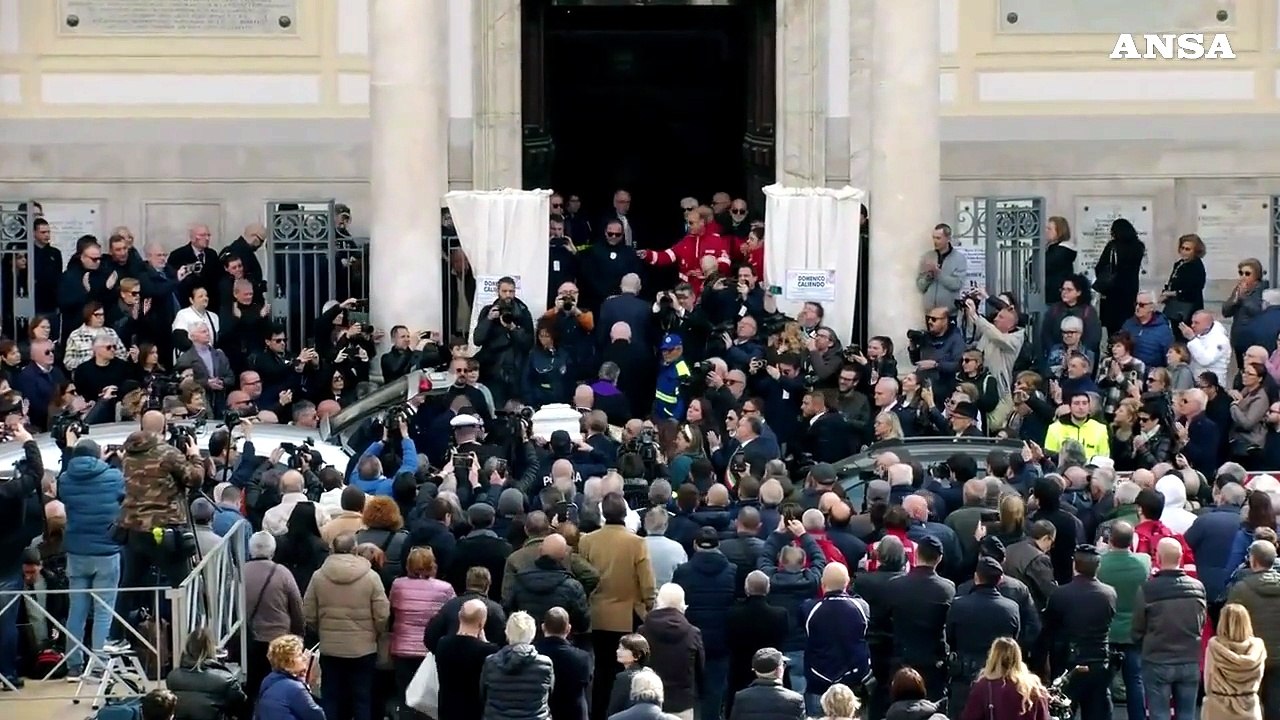 Un lungo applauso per salutare il feretro del piccolo Domenico