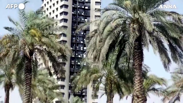 Kuwait City, torre di un edificio governativo in fiamme dopo un attacco con droni