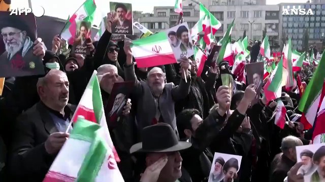 Iran, manifestazione a Teheran a favore di Mojtaba Khamenei