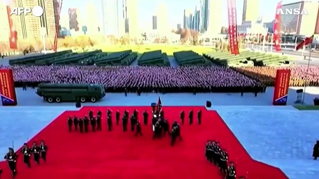 Corea del Nord, la trionfale presentazione dei lanciarazzi a capacita' nucleare