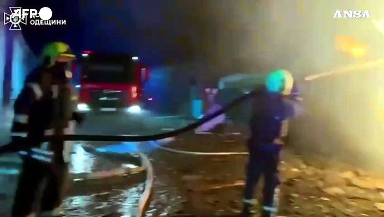 Ucraina, droni russi su Odessa: un ferito e case in macerie