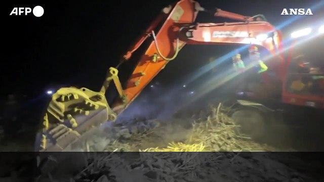 Si cercano sopravvissuti tra le macerie in Afghanistan dopo i raid pakistani