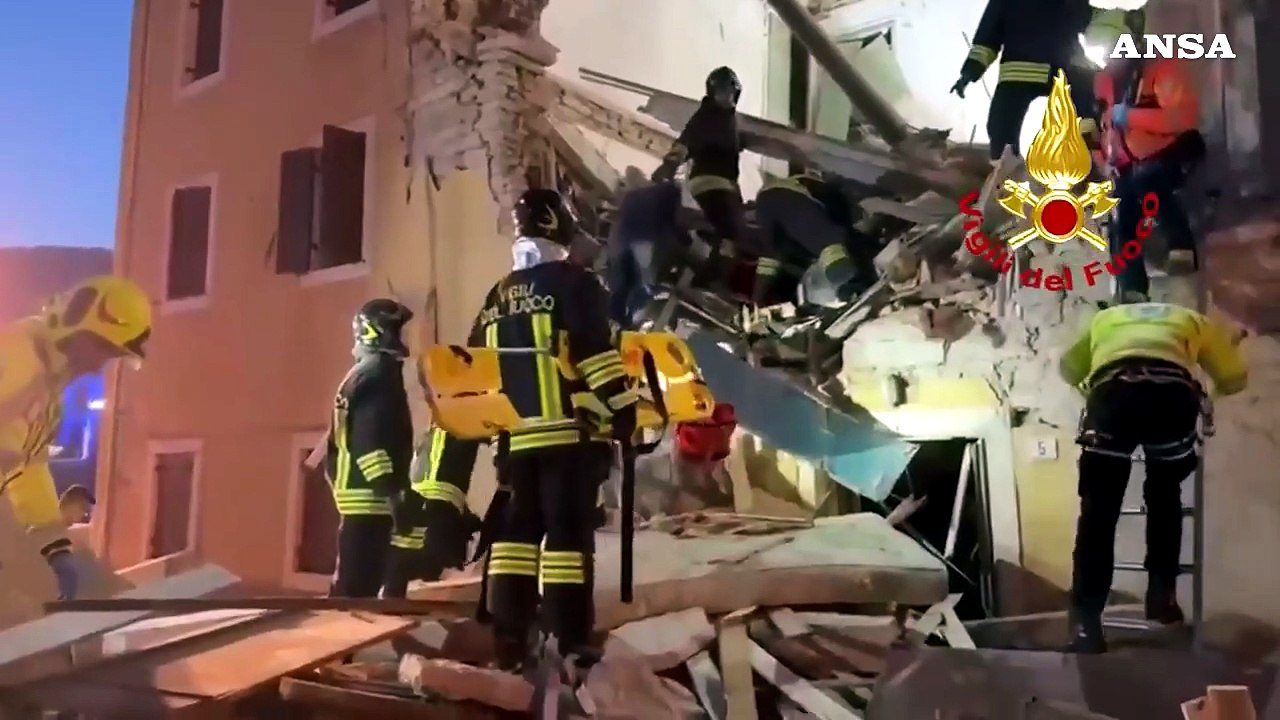 Esplosione in una palazzina nel Veronese, il recupero di una vittima