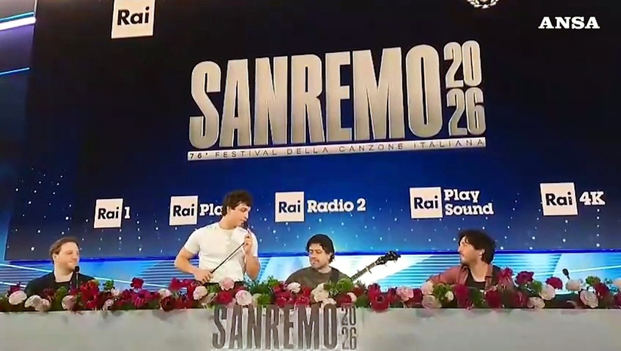 Leo Gassmann canta ai giornalisti a Sanremo il brano "Oltre"
