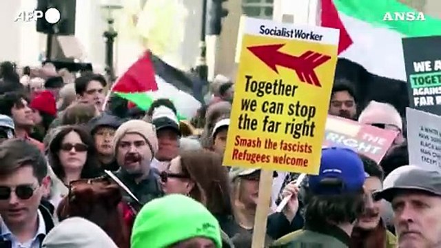 Decine di migliaia in piazza a Londra contro l'estrema destra