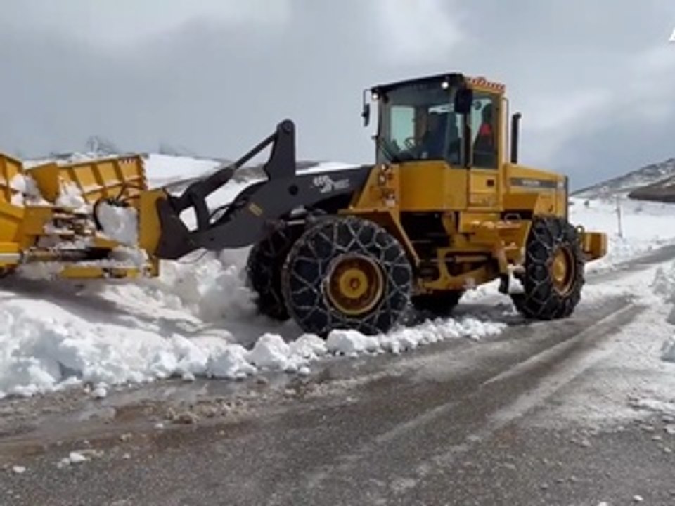 Gli spazzaneve aprono un varco nei muri di neve tra Marche e Umbria