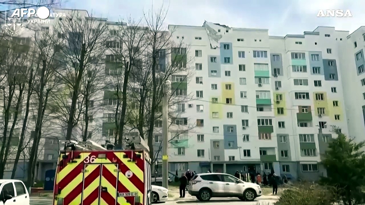Ucraina, drone russo colpisce un edificio a Kharkiv: il momento dell'impatto