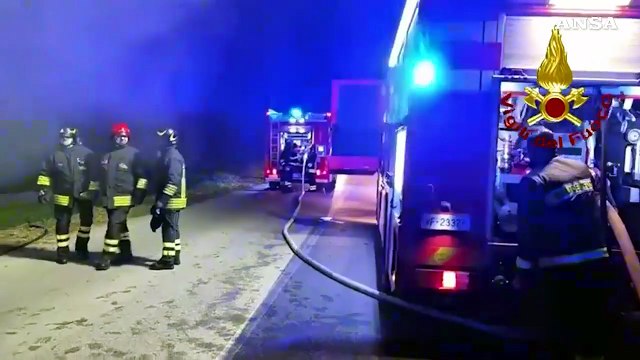 Incendio in un parcheggio vicino aeroporto di Alghero, 14 auto in fiamme