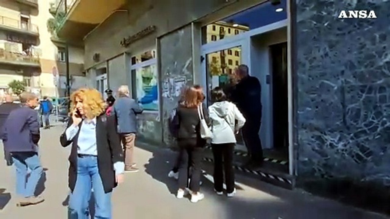 Caccia all'uomo dopo la rapina con ostaggi in banca a Napoli