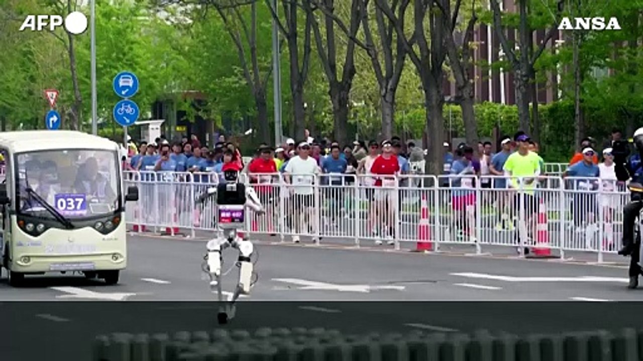 Robot e umani in gara alla mezza maratona di Pechino