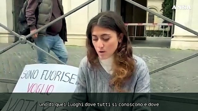 Referendum, sit-in di una studentessa fuorisede: Votare e' mio diritto