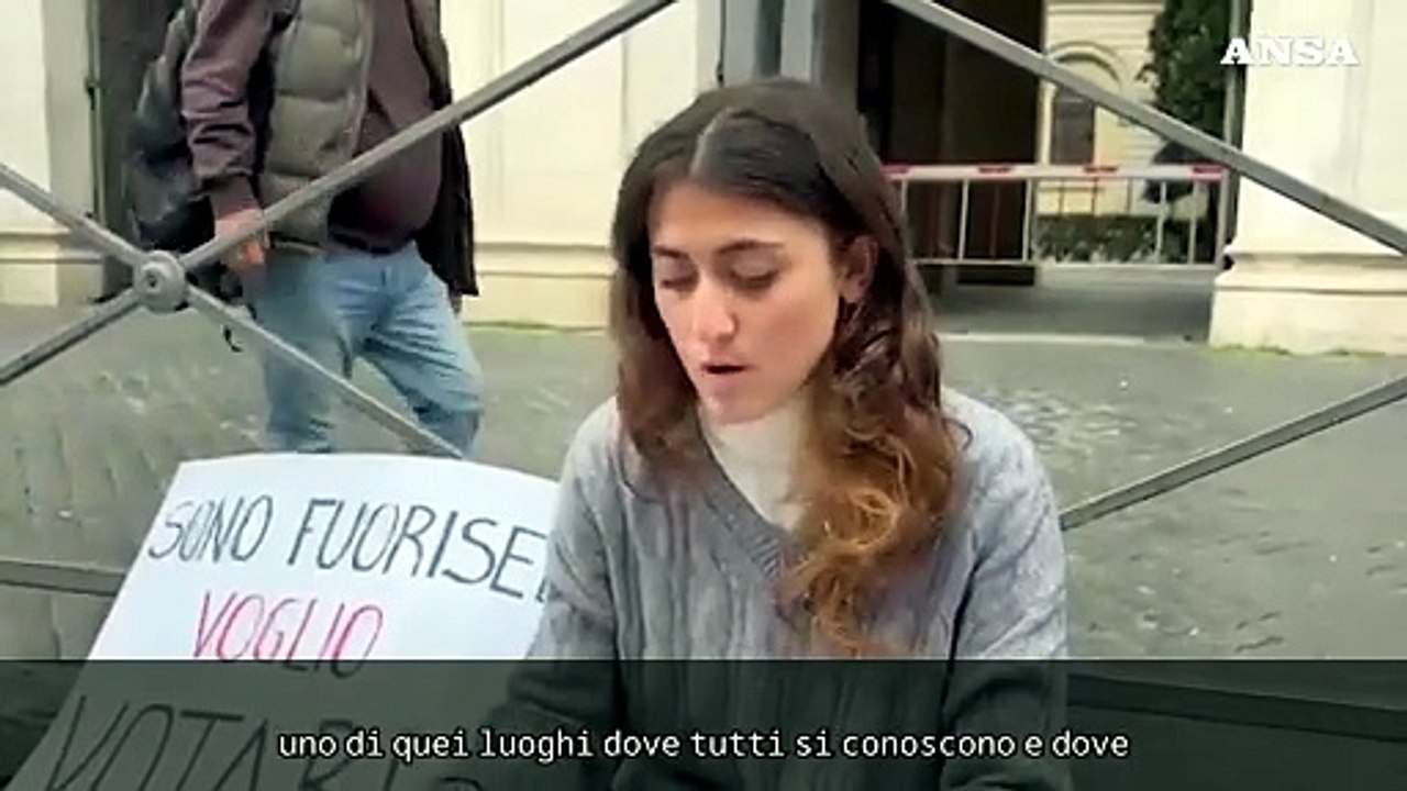 Referendum, sit-in di una studentessa fuorisede: "Votare e' mio diritto"