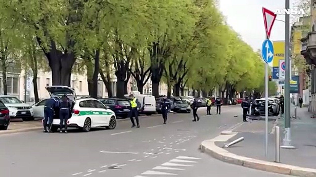 Milano, schianto in Porsche fra le auto in sosta: morto il 21enne alla guida
