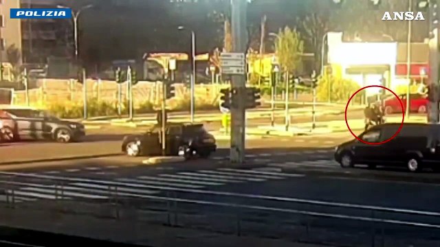Rapina a mano armata di un orologio a Milano, due arresti