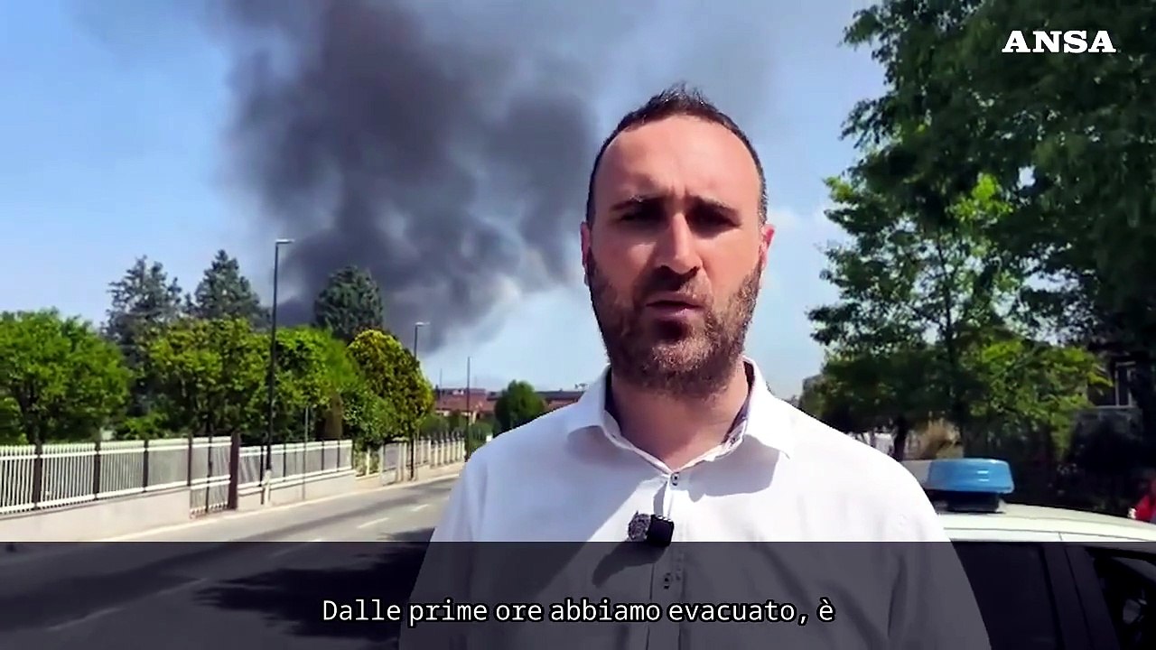 Maxi incendio nel Torinese, sindaco: "Evacuati 5 edifici nel raggio di 50 metri"