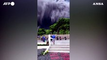 Il Monte Mayon si risveglia, fumo e cenere investono le Filippine