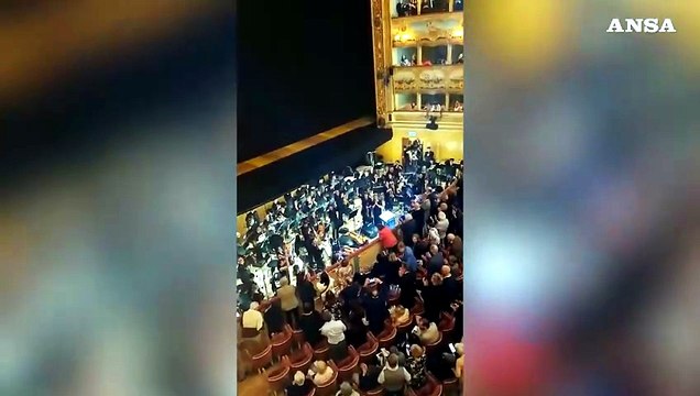 Festeggiamenti a La Fenice dopo la rottura con Venezi