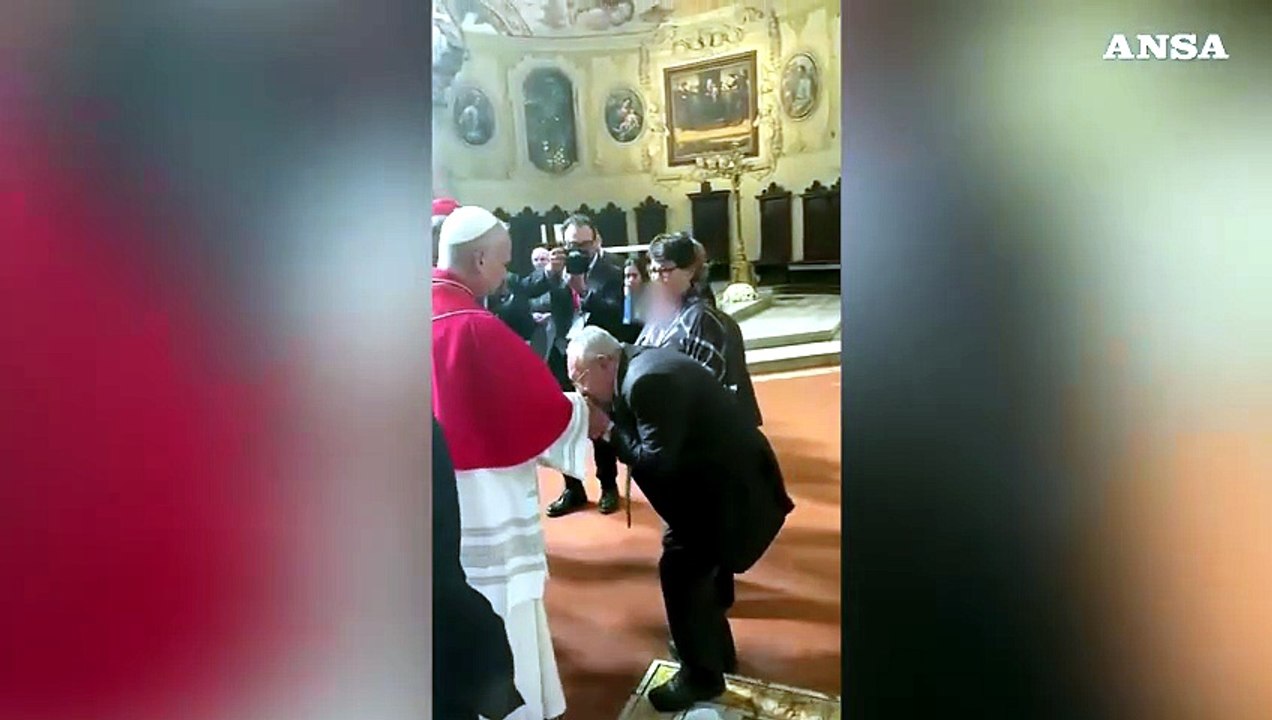 Napoli, la mamma di Domenico saluta il Papa in Cattedrale