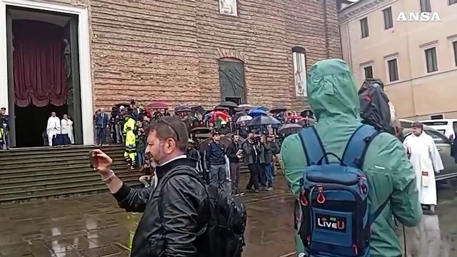 Funerali Zanardi, l'arrivo del feretro sotto la pioggia