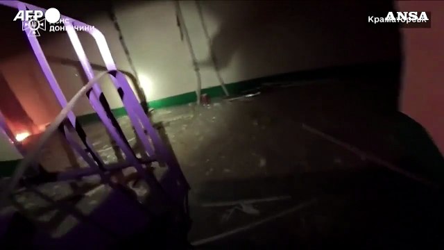 Ucraina, drone russo su un edificio a Kramatorsk: pompiere salva una donna e i suoi gatti