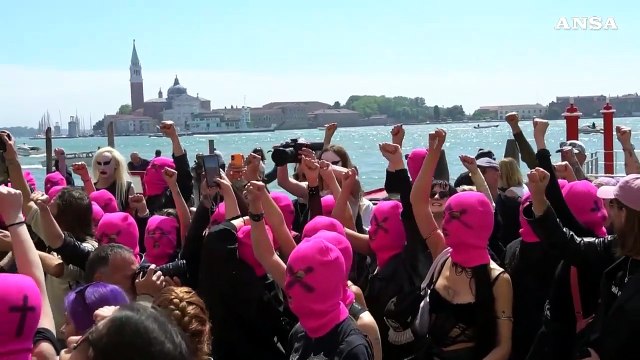 Corteo di 200 Pussy Riot davanti alla Biennale di Venezia